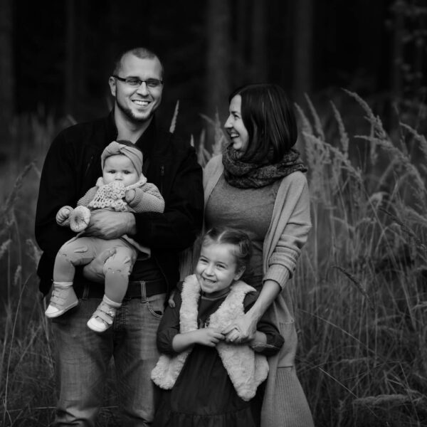 zdjęcia rodzinne w lesie