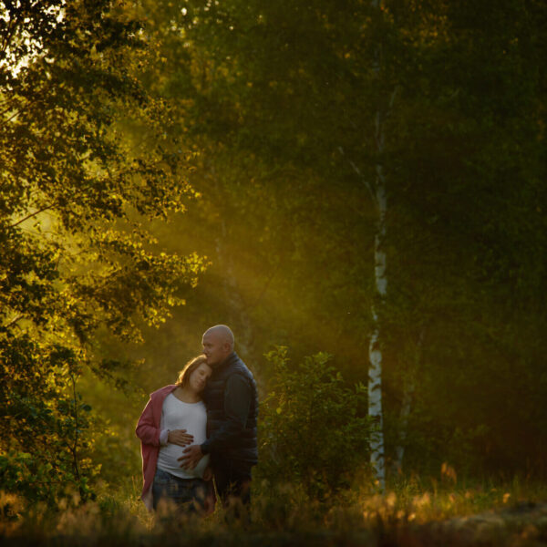 sesja brzuszkowa w lesie