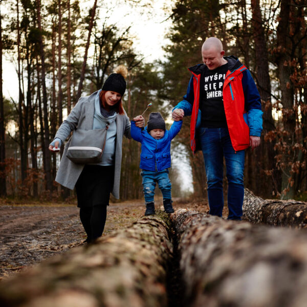 sesja rodzinna w lesie