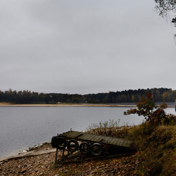 plener ślubny nad jeziorem