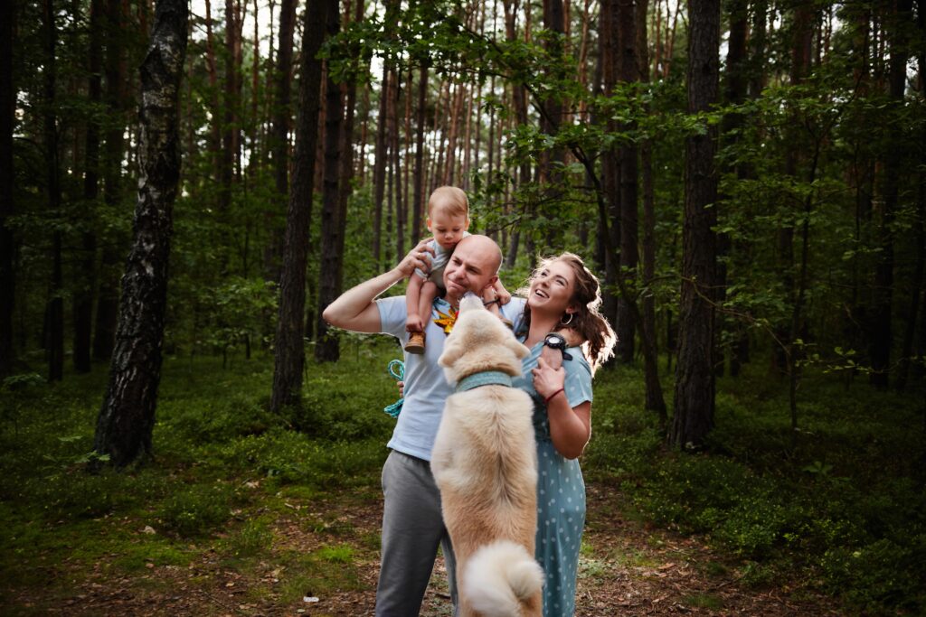 sesja rodzinna w lesie z psem