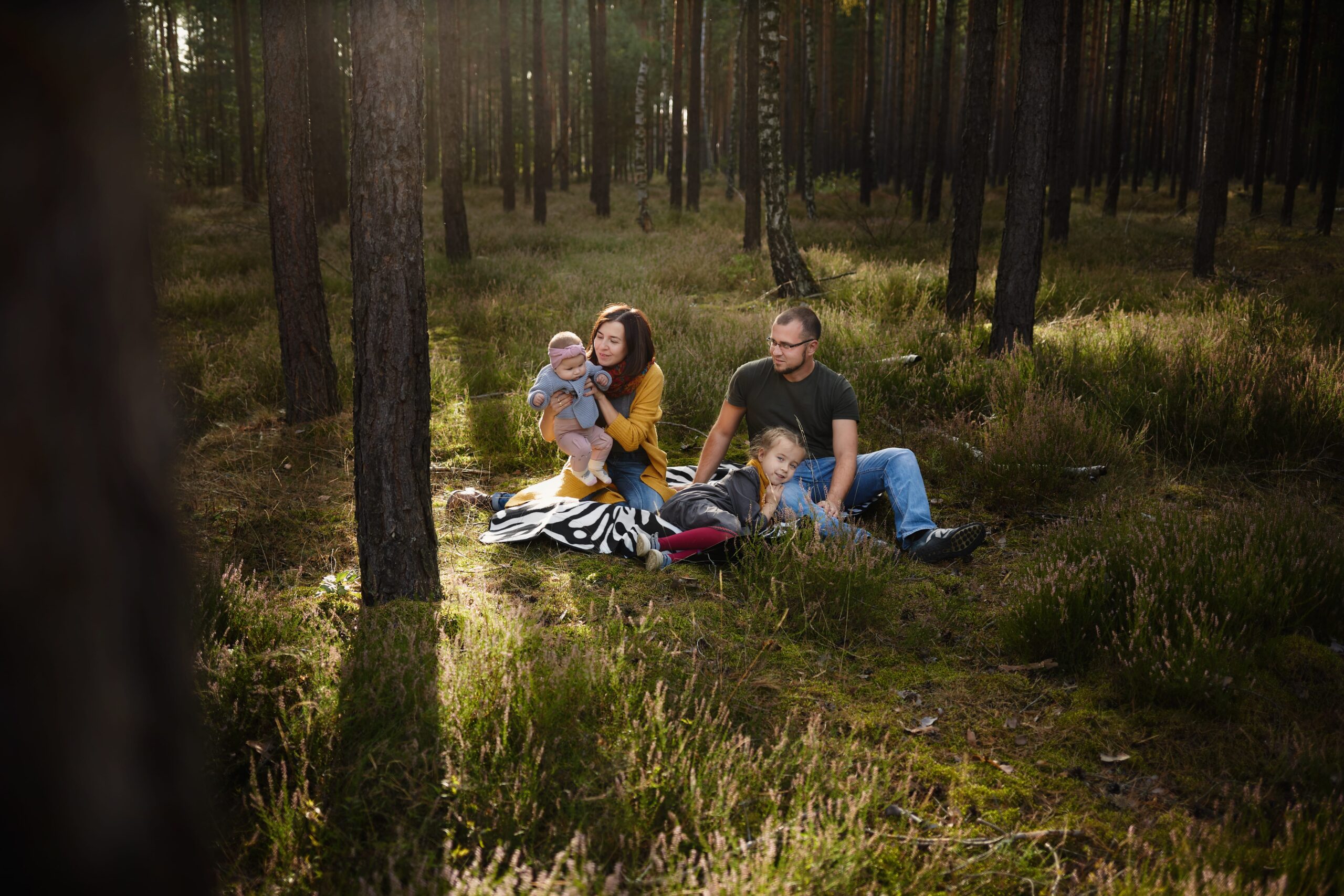 Sesja rodzinna w lesie